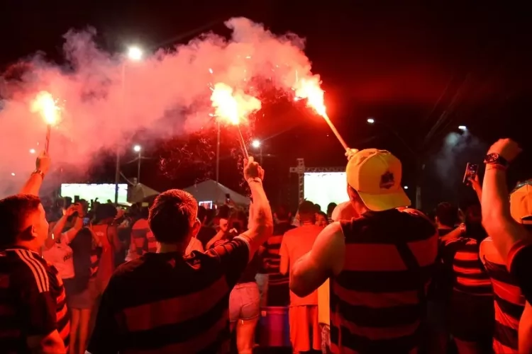 Em clima de arena com telões espalhados por Macapá e Santana, governador Clécio Luís vibra a final da Libertadores 2025