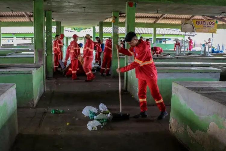 Governo do Amapá realiza intervenções de limpeza e manutenção na Feira do Pacoval, em Macapá