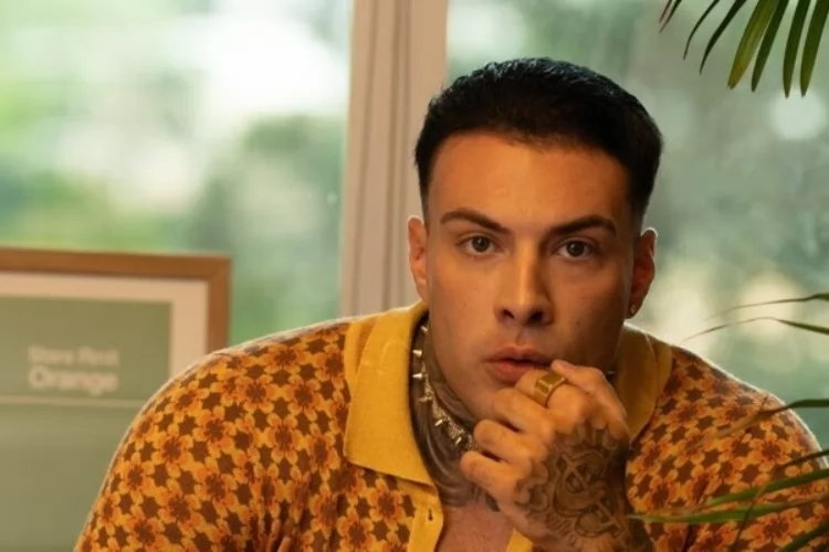 Ex-fisiculturista rebate comentários homofóbicos após atuar com outros homens: “não me faz gay”