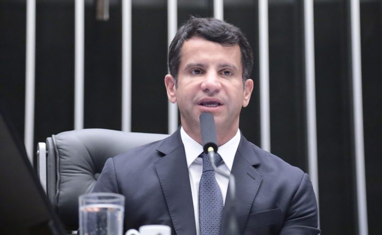 Projeto fixa idade máxima de 15 anos para táxis