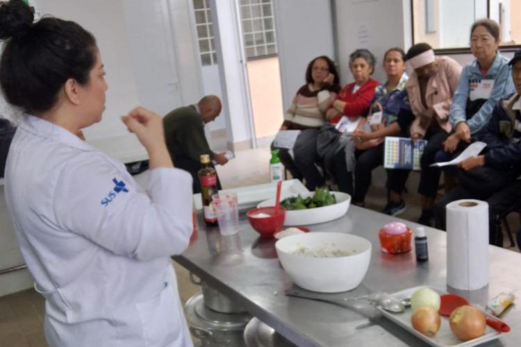 Sesa realiza oficina culinária com foco em bem-estar e alimentação saudável no 'Caps Verão'