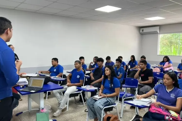 Governo do Amapá orienta estudantes da Escola Francisco de Oliveira Filho sobre Direitos do Consumidor