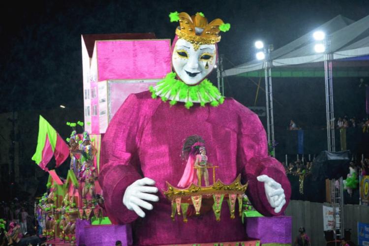 Maracatu da Favela une festejos carnavalescos e juninos e traz romance entre Pierrot e Matuta