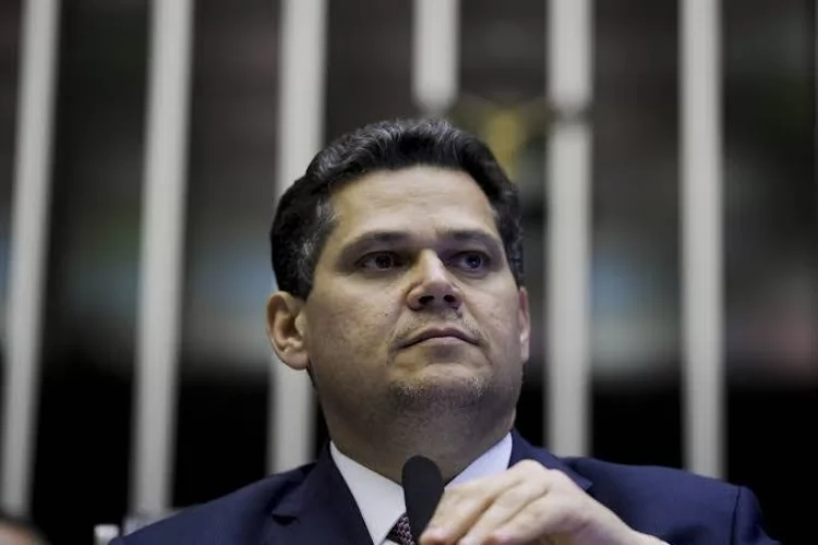 Alcolumbre deve anunciar posição sobre pedidos de impeachment no STF nesta quinta