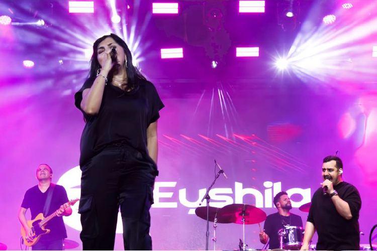 Eyshila emociona com louvor e bençãos na quinta noite de shows na 53ª Expofeira do Amapá