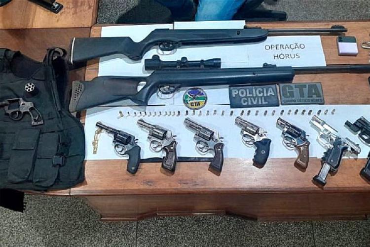 Casal é preso com arsenal de armas de fogo em operação policial