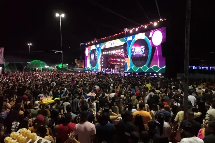 Segunda noite do Réveillon da Amazônia, promovido pelo Governo do Estado, coloca mais de 100 artistas no palco e atrai grande público