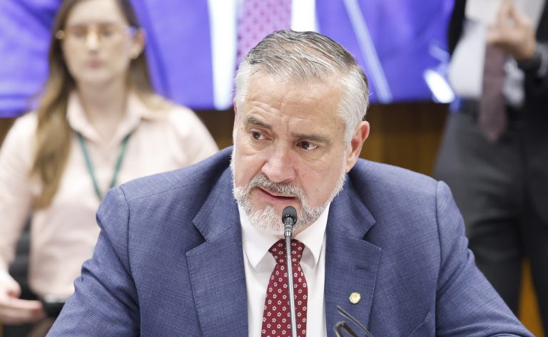 Governo retira pedido de urgência para projeto sobre redução da escala de trabalho - Notícias