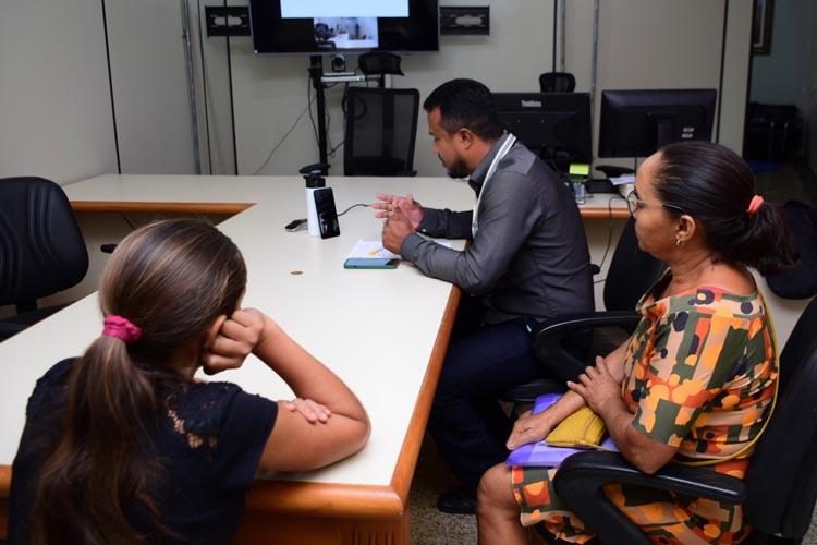 Em audiência de conciliação, avó consegue guarda de neta após morte da mãe da criança