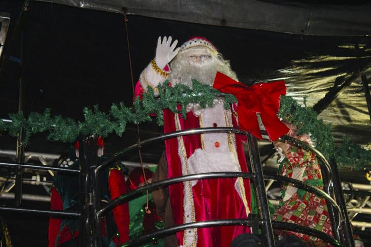 Natal Luz: Papai Noel leva alegria e distribui brindes em Macapá