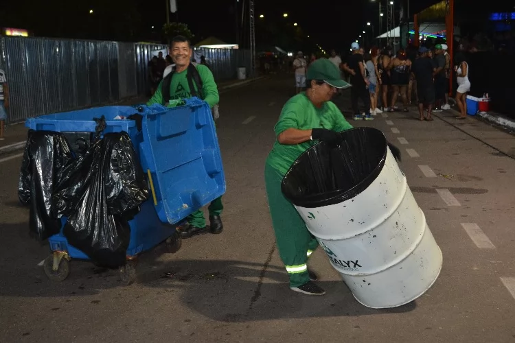 Força-tarefa da limpeza atua no Corredor da Folia de Santana