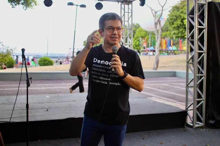 Randolfe Rodrigues articula chegada da Carreta da Saúde da Mulher ao Amapá