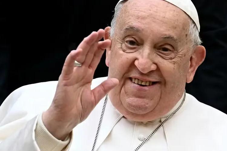 O que pode ter causado a pneumonia do Papa Francisco