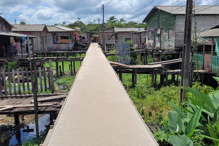 Passarelas de concreto elevam qualidade de vida em Laranjal do Jari