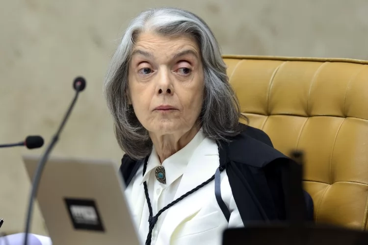 Cármen Lúcia lamenta descrença nas instituições em meio à crise no STF