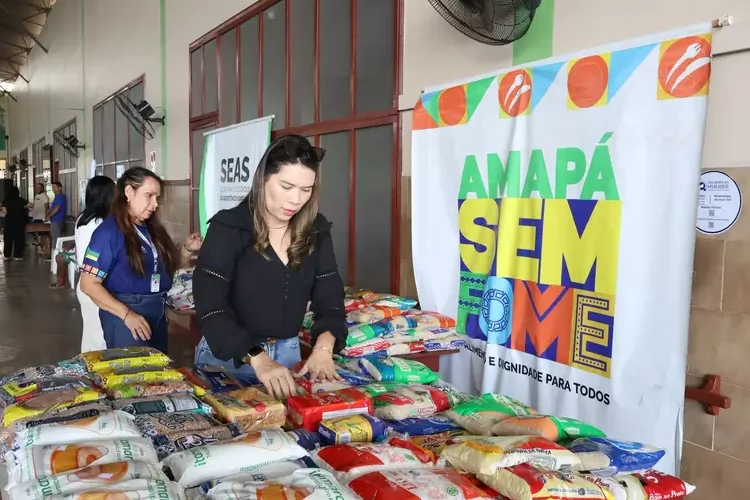 Governo do Amapá entrega kits de alimentos arrecadados durante congresso farmacêutico para entidades assistenciais
