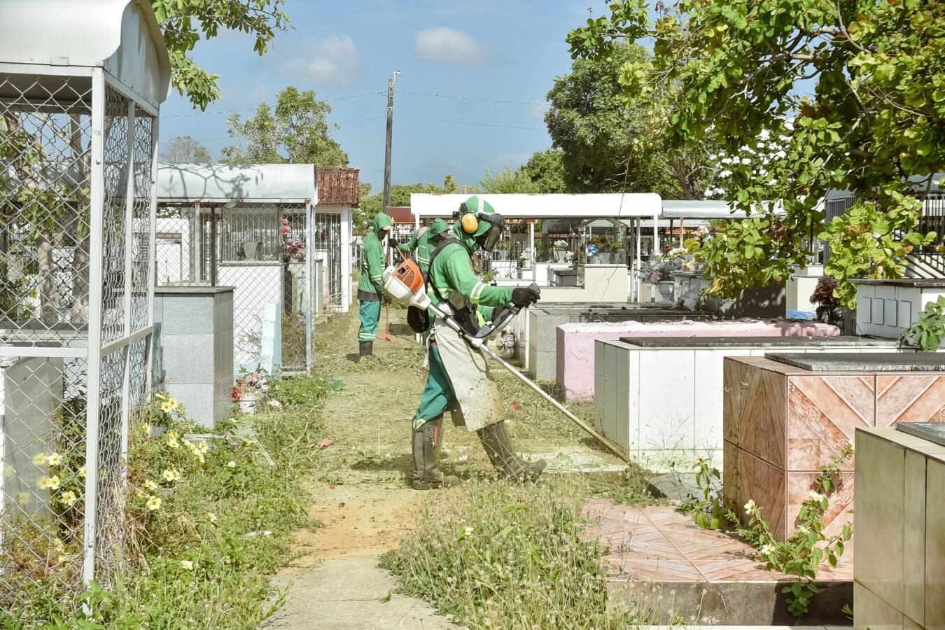 Prefeitura de Macapá inicia limpeza e manutenção dos três cemitérios da capital para o Dia de Finados