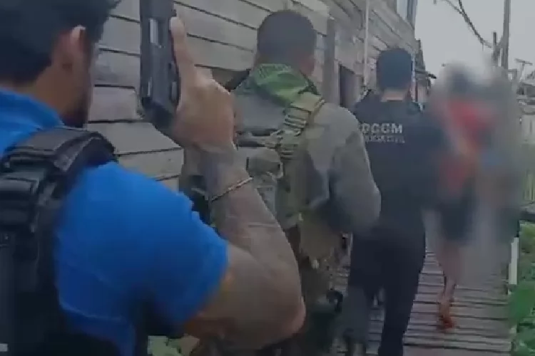 Em Santana, ação da Polícia Civil e do GTA prende líder de organização criminosa e apreende arma e drogas