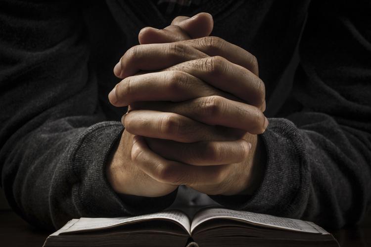 Como a fé pode auxiliar pessoas que atravessam momentos difíceis?